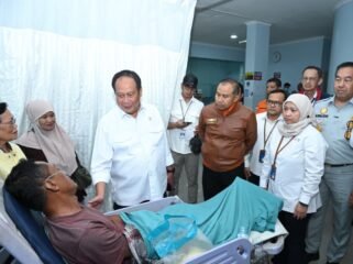 Photo: Direktur utama PT Jasa Raharja saat tinjau korban Kebakaran KM Mutiara Santosa II (Doc.Ist) 