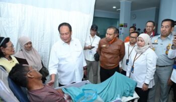 Photo: Direktur utama PT Jasa Raharja saat tinjau korban Kebakaran KM Mutiara Santosa II (Doc.Ist) 