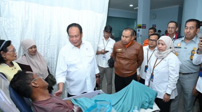 Photo: Direktur utama PT Jasa Raharja saat tinjau korban Kebakaran KM Mutiara Santosa II (Doc.Ist) 