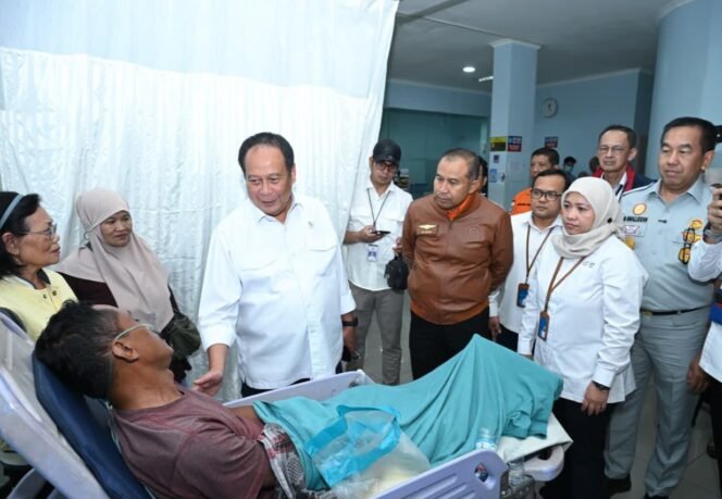 
Photo: Direktur utama PT Jasa Raharja saat tinjau korban Kebakaran KM Mutiara Santosa II (Doc.Ist) 