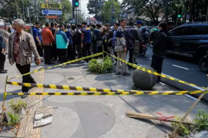 
Pemkot Bandung Usut Tuntas Penebangan Pohon di Jalan Riau, Izin Usaha Ikut Diperiksa