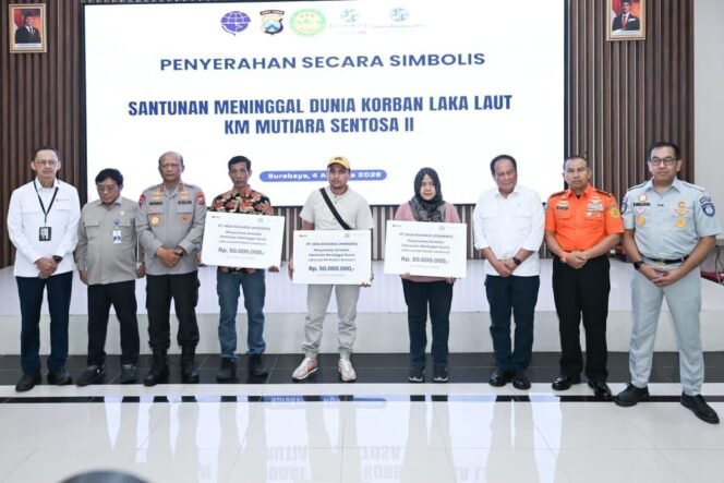 
Photo: PT Jasa Raharja serahkan santunan kepada seluruh ahli waris korban KM mutiara sentosa II (Doc.Ist) 