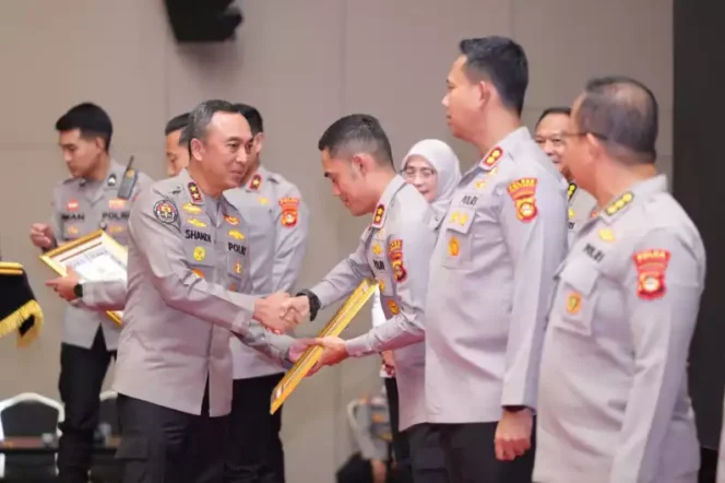 
Kapolda Sumsel Serahkan Penghargaan WBK, Dorong Pelayanan Publik yang Bersih dan Humanis