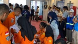 Photo: Sejumlah petugas jasa raharja terjun langsung melakukan pendataan korban KMP Putri Yasmin (Doc.Ist) 