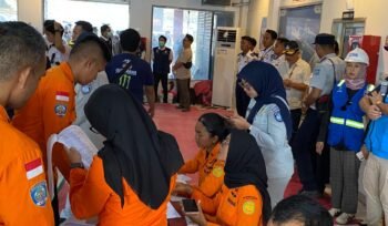 Photo: Sejumlah petugas jasa raharja terjun langsung melakukan pendataan korban KMP Putri Yasmin (Doc.Ist) 