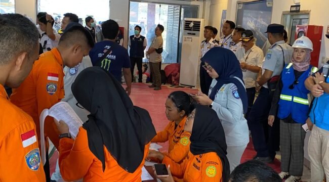 Photo: Sejumlah petugas jasa raharja terjun langsung melakukan pendataan korban KMP Putri Yasmin (Doc.Ist) 
