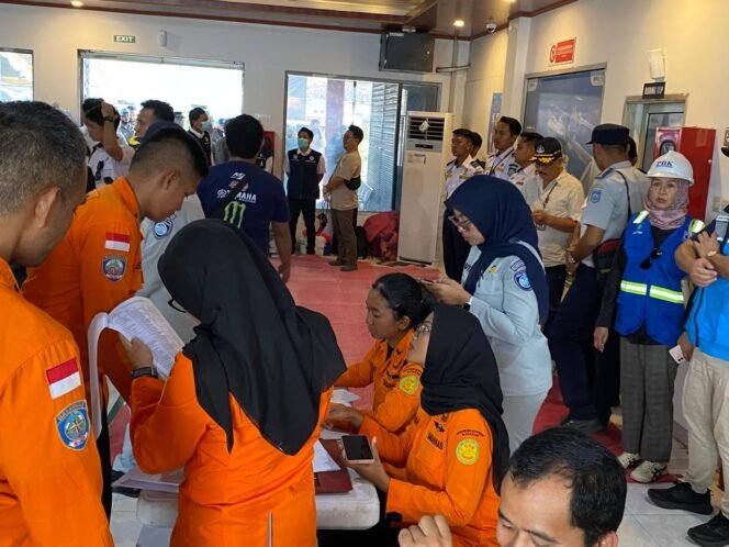 
Photo: Sejumlah petugas jasa raharja terjun langsung melakukan pendataan korban KMP Putri Yasmin (Doc.Ist) 