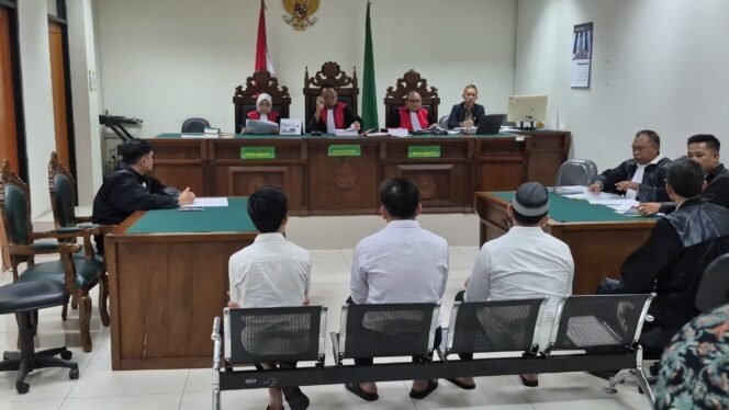 
Photo: ON Cikarang saat menggelar sidang kasus dugaan pengeroyokan eks anggota DPRD kabupaten Bekasi (Doc.Ist) 