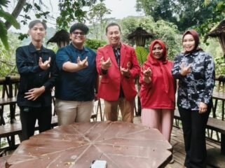 Photo: Ketua Tim PKM Universitas Borobudur Dr. H. Kemas Herman, SH.,MH., M.Si. (Tengah) 