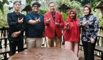 Photo: Ketua Tim PKM Universitas Borobudur Dr. H. Kemas Herman, SH.,MH., M.Si. (Tengah) 
