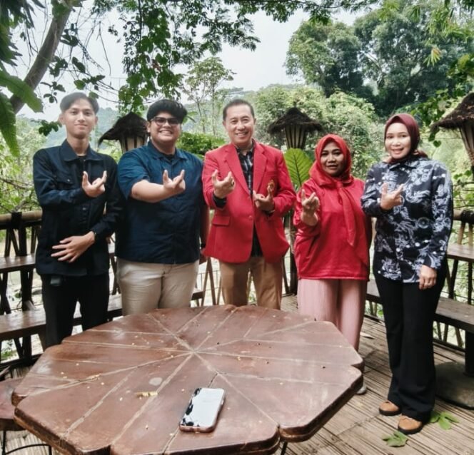 
Photo: Ketua Tim PKM Universitas Borobudur Dr. H. Kemas Herman, SH.,MH., M.Si. (Tengah) 
