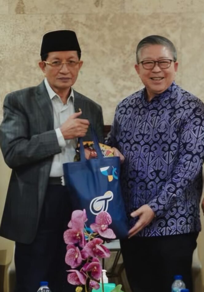 
Photo: Menteri Agama RI, Prof. Dr. KH. Nasaruddin Umar (kiri) bersama Direktur OT Group, Dr. Yosua Jap (kanan)