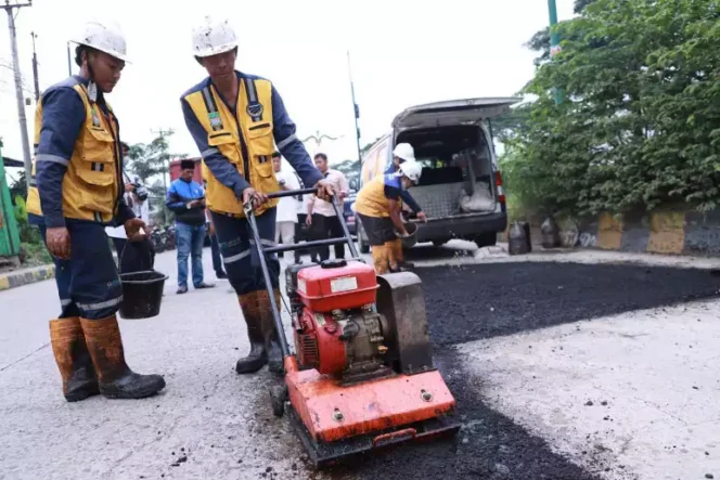 
Dinas SDABMBK Kabupaten Bekasi Kebut Perbaikan Jalan Rusak