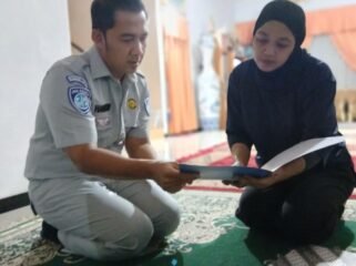 Photo: Petugas Jasa Raharja saat melakukan pendataan ahli waris (Doc.Ist) 