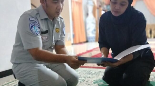 Photo: Petugas Jasa Raharja saat melakukan pendataan ahli waris (Doc.Ist) 