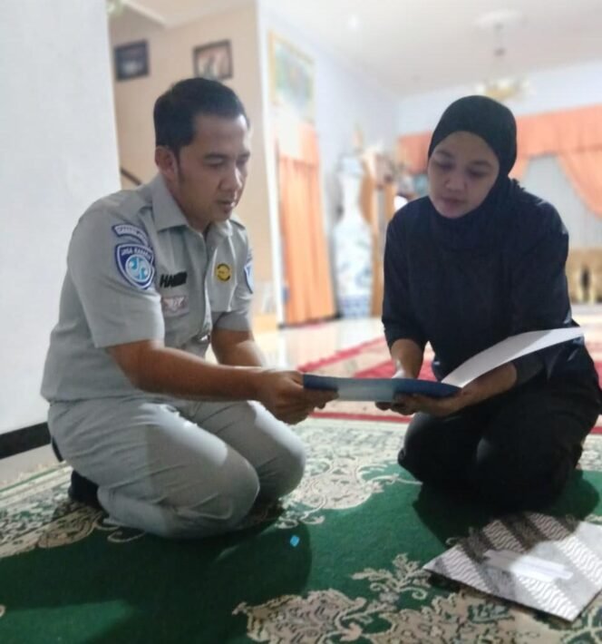 
Photo: Petugas Jasa Raharja saat melakukan pendataan ahli waris (Doc.Ist) 