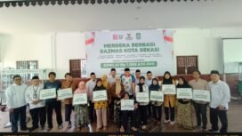 Photo: Badan Amil Zakat Nasional (Baznas) Kota Bekasi menyalurkan bantuan senilai sekitar Rp1 miliar melalui program Merdeka Berbagi kepada masyarakat penerima manfaat atau mustahik.(Doc.cam) 