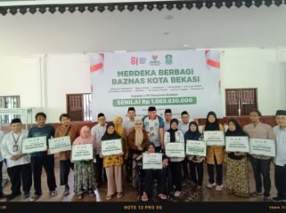 Photo: Badan Amil Zakat Nasional (Baznas) Kota Bekasi menyalurkan bantuan senilai sekitar Rp1 miliar melalui program Merdeka Berbagi kepada masyarakat penerima manfaat atau mustahik.(Doc.cam) 