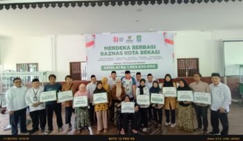 Photo: Badan Amil Zakat Nasional (Baznas) Kota Bekasi menyalurkan bantuan senilai sekitar Rp1 miliar melalui program Merdeka Berbagi kepada masyarakat penerima manfaat atau mustahik.(Doc.cam) 