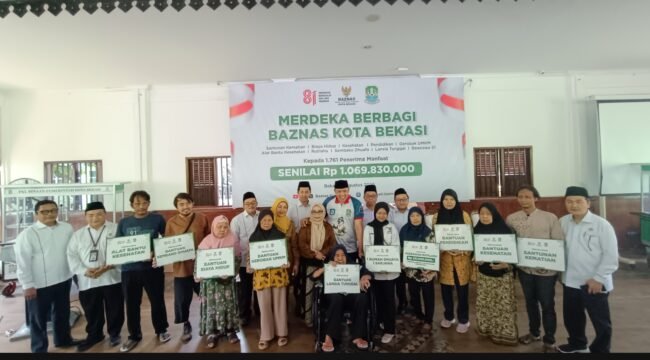 Photo: Badan Amil Zakat Nasional (Baznas) Kota Bekasi menyalurkan bantuan senilai sekitar Rp1 miliar melalui program Merdeka Berbagi kepada masyarakat penerima manfaat atau mustahik.(Doc.cam) 