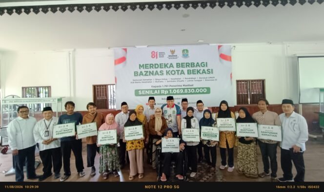 
Photo: Badan Amil Zakat Nasional (Baznas) Kota Bekasi menyalurkan bantuan senilai sekitar Rp1 miliar melalui program Merdeka Berbagi kepada masyarakat penerima manfaat atau mustahik.(Doc.cam) 