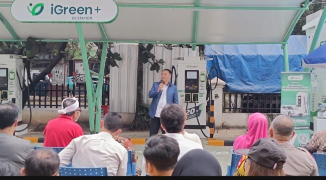 Photo: Ketua Kadin Kota Bekasi Qadar Ruslan Siregar saat memberikan Sambutan acara peresmian iGREEN EV station di STT Bina tungal Kota Bekasi (Doc.cam) 