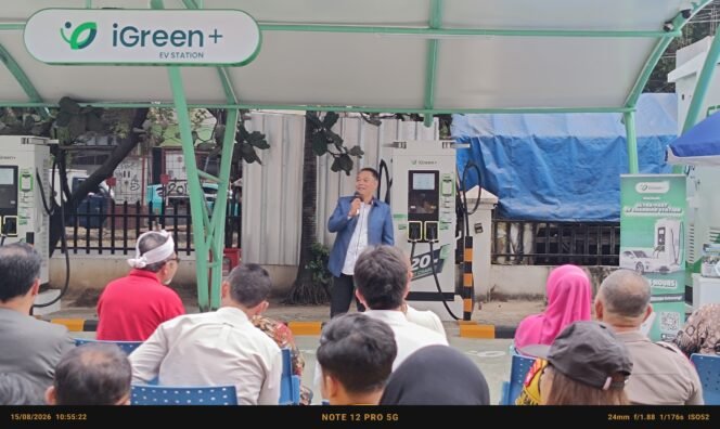 
Photo: Ketua Kadin Kota Bekasi Qadar Ruslan Siregar saat memberikan Sambutan acara peresmian iGREEN EV station di STT Bina tungal Kota Bekasi (Doc.cam) 