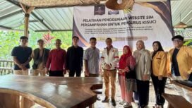 Photo: Tim PKM Universitas Borobudur saa giat Pelatihan penggunaan Website Sistem Informasi Manajemen (SIM) Persampahan bagi pengurus KISUCI di Desa Cipambuan, Kecamatan Babakan Madang, Kabupaten Bogor, Jawa Barat (Doc.Ist) 