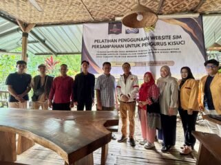Photo: Tim PKM Universitas Borobudur saa giat Pelatihan penggunaan Website Sistem Informasi Manajemen (SIM) Persampahan bagi pengurus KISUCI di Desa Cipambuan, Kecamatan Babakan Madang, Kabupaten Bogor, Jawa Barat (Doc.Ist) 
