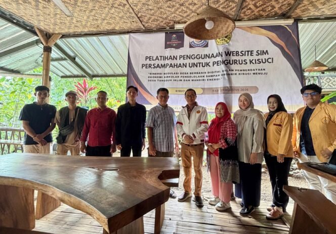 
Photo: Tim PKM Universitas Borobudur saa giat Pelatihan penggunaan Website Sistem Informasi Manajemen (SIM) Persampahan bagi pengurus KISUCI di Desa Cipambuan, Kecamatan Babakan Madang, Kabupaten Bogor, Jawa Barat (Doc.Ist) 