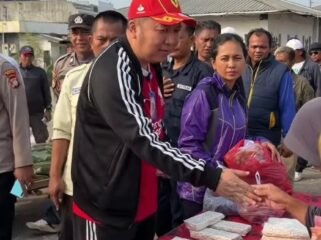Photo: Direktur utama PT PTMP David Rahardja saat berkunjung ke pasar baru bekasi (Doc.Ist) 