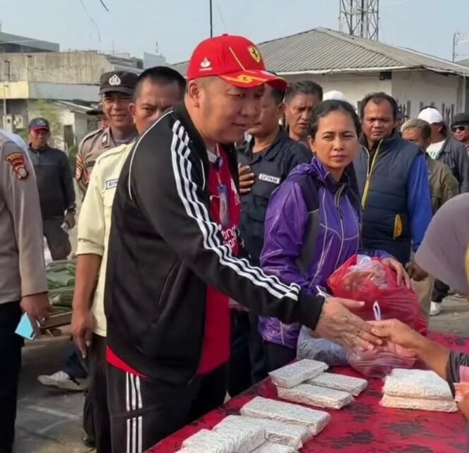 
Photo: Direktur utama PT PTMP David Rahardja saat berkunjung ke pasar baru bekasi (Doc.Ist) 