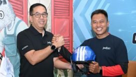Photo: Direktur utama PT Jasa Raharja Muhamad Awaluddin saat menyerah kan sebuh helmet Kepada wajib pajak (Doc.Ist) 