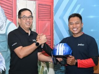 Photo: Direktur utama PT Jasa Raharja Muhamad Awaluddin saat menyerah kan sebuh helmet Kepada wajib pajak (Doc.Ist) 