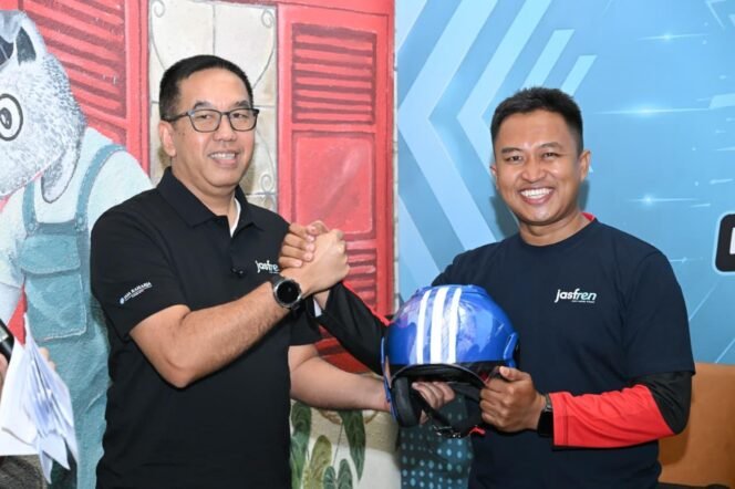 
Photo: Direktur utama PT Jasa Raharja Muhamad Awaluddin saat menyerah kan sebuh helmet Kepada wajib pajak (Doc.Ist) 
