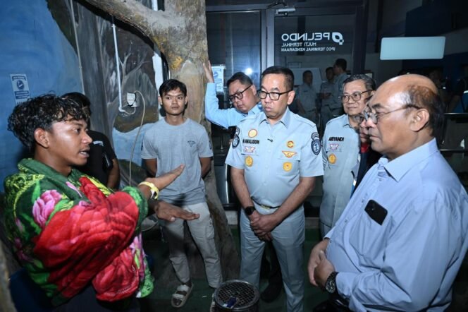 
Photo: Direktur utama PT Jasa Raharja Bersama Kementerian Perhubungan saat tinjau lokasi KM Virgo transport 8