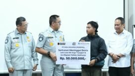 Photo: Direktur Utama PT Jasa Raharja Muhamad Awaluddin saat menyerah kan santunan kepada korban KM Virgo transport 8(Doc.Ist) 