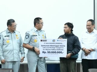 Photo: Direktur Utama PT Jasa Raharja Muhamad Awaluddin saat menyerah kan santunan kepada korban KM Virgo transport 8(Doc.Ist) 