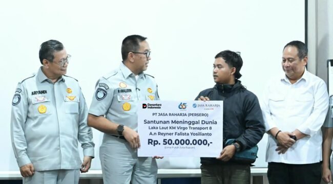 Photo: Direktur Utama PT Jasa Raharja Muhamad Awaluddin saat menyerah kan santunan kepada korban KM Virgo transport 8(Doc.Ist) 