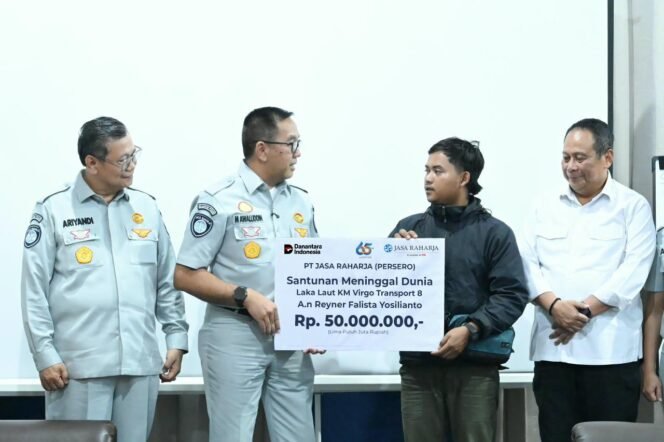 
Photo: Direktur Utama PT Jasa Raharja Muhamad Awaluddin saat menyerah kan santunan kepada korban KM Virgo transport 8(Doc.Ist) 