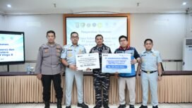 Photo: Penyerahan santunan jiwa korban KM Virgo transport 8 untuk ABK(Doc.Ist) 