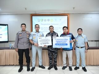 Photo: Penyerahan santunan jiwa korban KM Virgo transport 8 untuk ABK(Doc.Ist) 