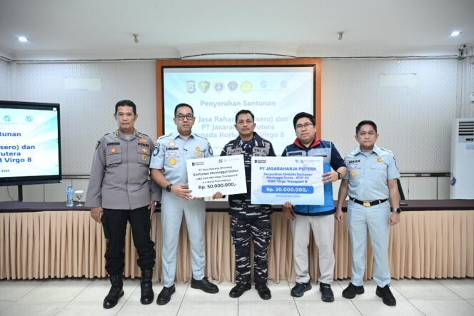 
Photo: Penyerahan santunan jiwa korban KM Virgo transport 8 untuk ABK(Doc.Ist) 