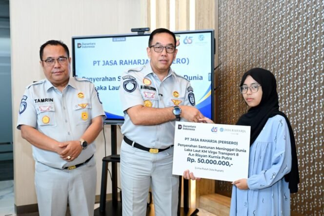 
Jasa Raharja Serahkan Santunan kepada Dua Ahli Waris Korban KM Virgo Transport 8 di Jawa Barat 
