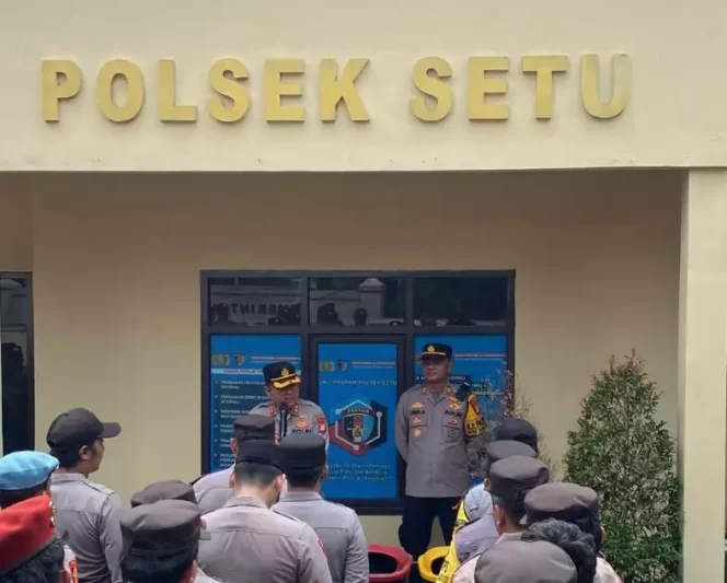 
Wadir Binmas Polda Metro Jaya Beri Arahan Personel Pam TPS Pilkades Setu