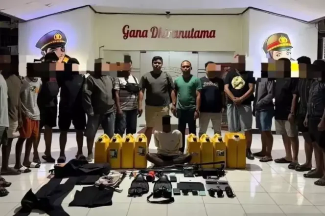 
Polisi Bekuk Terduga Pencuri Kapal Pesiar di Sorong