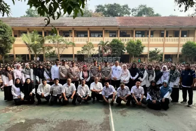 
Polsek Setu Ajak Pelajar SMAN 1 Setu Deklarasi Damai Tolak Tawuran dan Narkoba