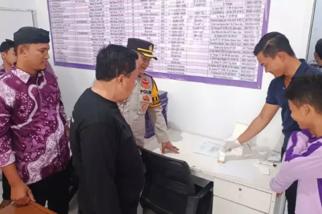 
Kawal Masa Depan Pelajar, Sat Narkoba dan Dokes Polres Metro Bekasi Tes Urine Siswa SMK Bina Nusa