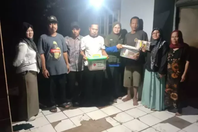 
Pemdes Tamansari Salurkan Bantuan untuk Korban Angin Kencang
