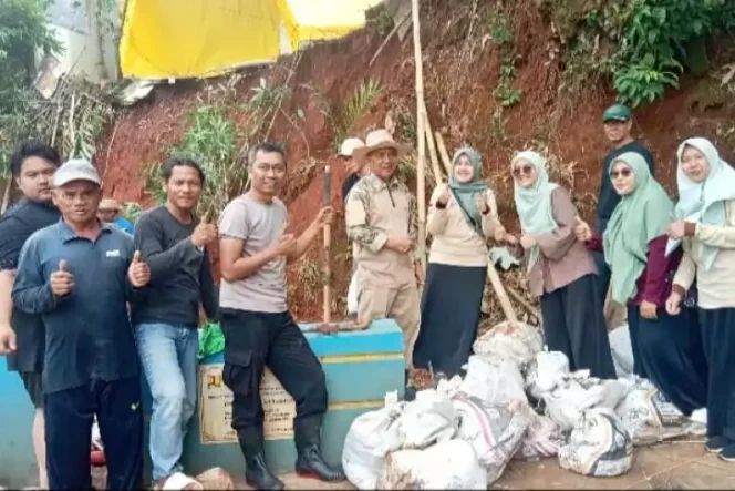 
Pemdes Gotong Royong Bareng Warga Bersihkan Tebing Longsor di Tamansari